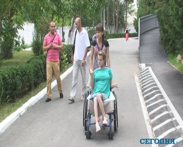Выписка. Теперь семье инвалидов остается только навещать дочь в поликлинике. Фото: А. Дружко