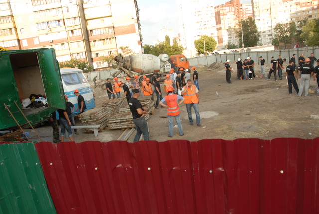 Жители Троещины штурмом взяли стройплощадку. Авторы фото  Дмитрий Фортунатов и Валентин Вдовиченко