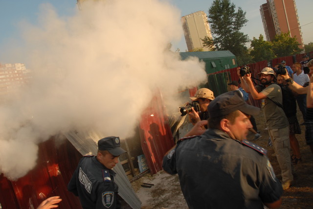 Жители Троещины штурмом взяли стройплощадку. Авторы фото  Дмитрий Фортунатов и Валентин Вдовиченко