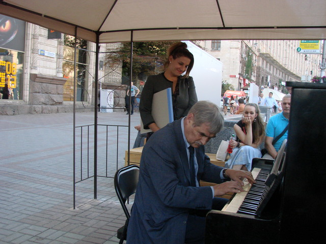 Главный архитектор Киева Сергей Целовальник попробовал сыграть на уличном пианино