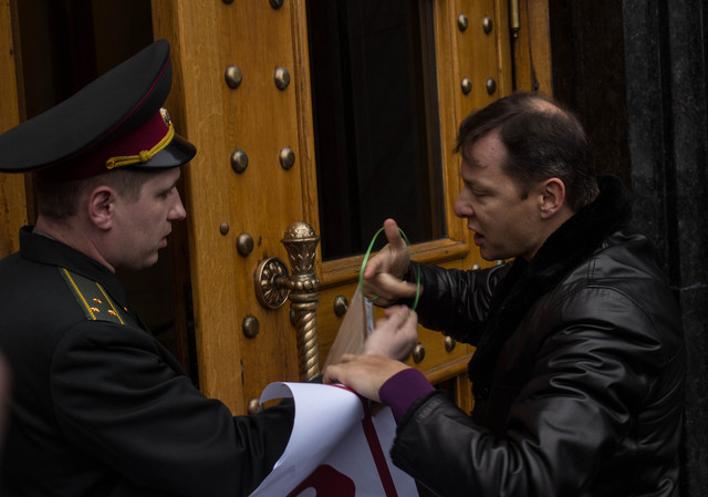 Ляшко под стенами Кабмина выступает против живодеров. Фото: А. Темченко