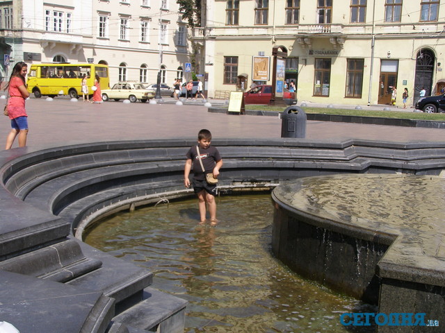 Жители и гости Львова спасаются от жары в фонтанах и мороженным. Фото: Т.Самотый, "Сегодня"