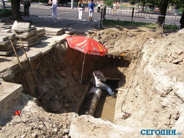 Жители и гости Львова спасаются от жары в фонтанах и мороженным. Фото: Т.Самотый, "Сегодня"