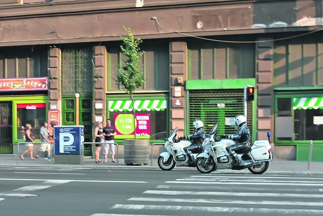Срочный выезд. Полиция в Будапеште глаза не мозолит, но к месту происшествия приезжает оперативно | Фото: Сергей Николаев