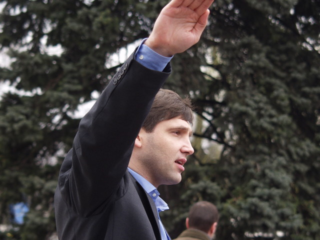 На этом фото Юрию Мирошниченко чуть больше 30 лет. Он – лидер партии "Новая Генерация". Фото: С. Ваганов