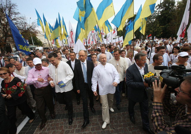 Массовые мероприятия для Олега Тягныбока, пожалуй, привычнее. Марш на День Независимости. Фото: БЮТ