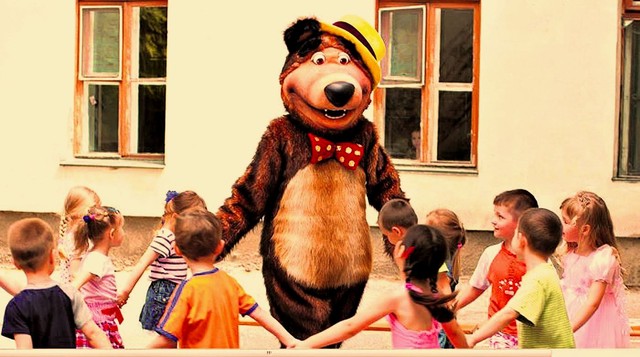 Мультзвезда. Медведь из мультфильма всегда собирает толпу малышей. Фото из архива Л. Юренко