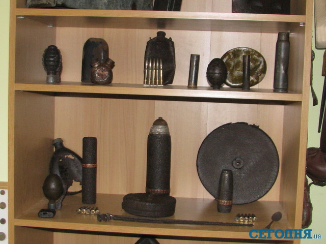 Виталий Гавгун собрал дома музей оружия. Фото: Т.Самотый