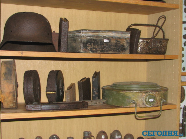 Виталий Гавгун собрал дома музей оружия. Фото: Т.Самотый