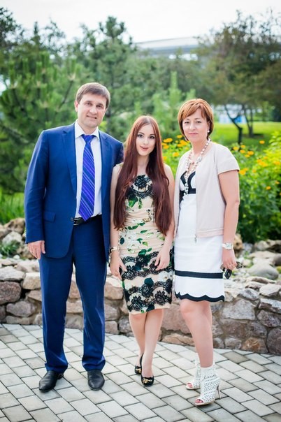 Ольга с родителями. Фото: vk.com/gun_21st
