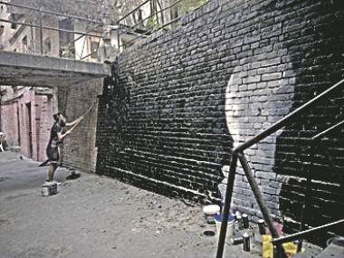 Стена памяти Виктора Цоя. Последние штрихи