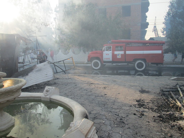 В Затоке сгорел пансионат. Фото: пресс-служба ГСЧС