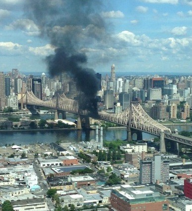 В Нью-Йорке пылает мост, фото пользователей Twitter
