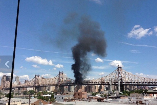 В Нью-Йорке пылает мост, фото пользователей Twitter