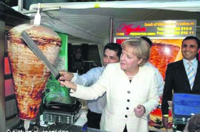 Канцлер Ангела Меркель везде успевает. Фото: tumblr.com<br />
