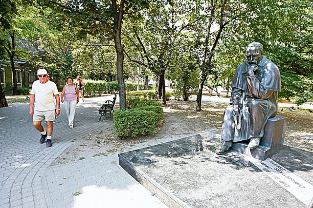 Думы мои, думы... А это сам памятник Кобзарю | Фото: Сергей Николаев