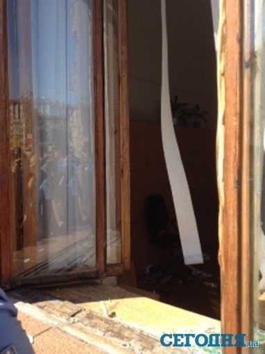 Разбитое окно в Киевраде. Фото: А.Ревнова