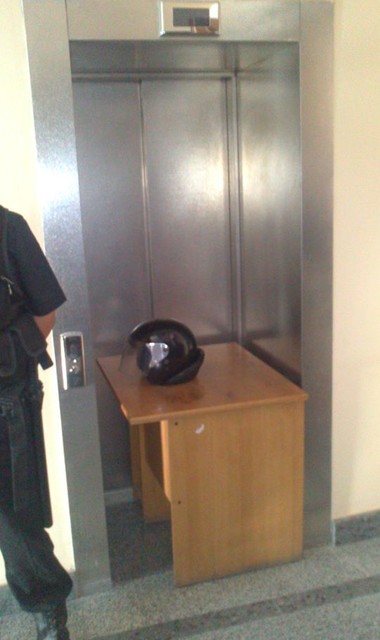 Заблокированный мебелью лифт на 4-м этаже Киеврады