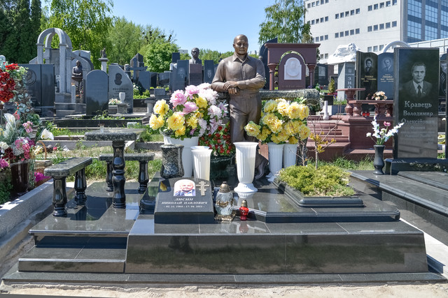 На могиле нардепа от Партии регионов Николая Лисина, погибшего в автокатастрофе в 2011 году, на киевском Байковом кладбище стоит его скульптура в полный рост – депутат изображен в небрежной позе, улыбающимся – видимо, таким его запомнили родные. Фото: vz.ua