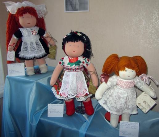 Нынешние куклы — барышни с формами взрослых женщин. Фото из коллекции Л. Теплинской