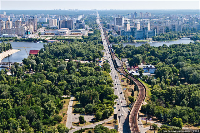 Станция метро "Гидропарк", прямо над ней Русановский мост, Броварской проспект и Бровары на горизонте