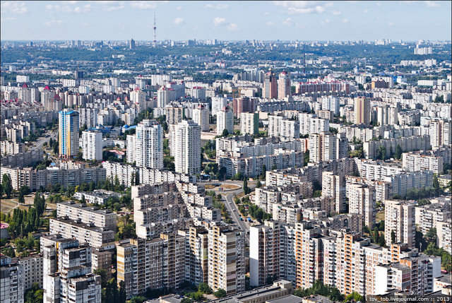 Дома вдоль просп. Героев Сталинграда; виден перекресток с ул. Героев Днепра