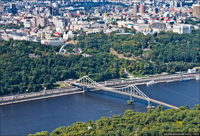 Пешеходный мост, Украинский дом и Монумент Дружбы народов. Слева видно здание гостиницы "Украина", а правее от нее протянулись дома на Крещатике и Майдане. 