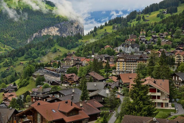 Венген, Швейцария<br /><br />
Эта деревня находится в Бернских Альпах. Здесь прекрасно развит горнолыжный спорт, и каждый год зимой проводятся знаменитые гонки 