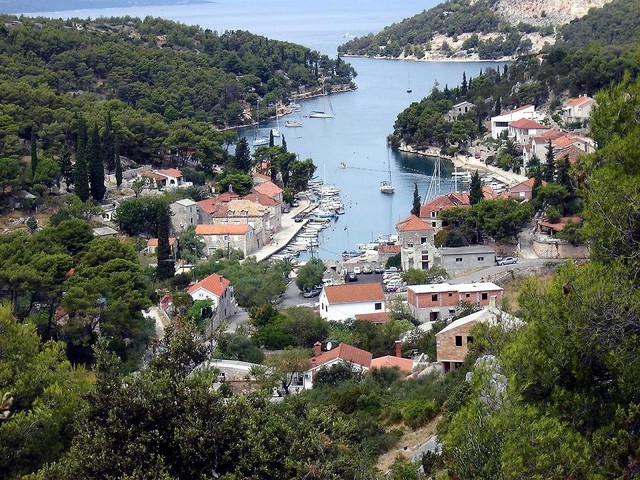 Пучишче, Хорватия<br /><br />
Небольшой городок, находящийся на острове Брач. Ширина самого острова составляет всего 12 км, а длина 40 км. Недалеко от города находятся каменоломни, где добывают знаменитый белоснежный известняк. Этим 