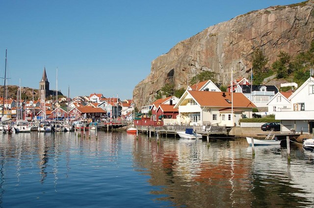 Фьельбака, Швеция<br /><br />
Фьельбака – удивительно красивая рыбацкая деревня. Сегодня туристский поток здесь пока не слишком напряженный, но с каждым годом он ставится все мощнее. Набору популярности способствует и идущие здесь съемки детективного сериала 