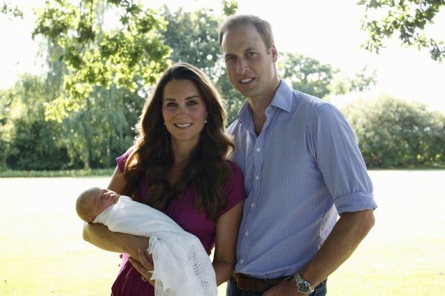 Кейт и Уильям с маленьким сыном. Фото AFP
