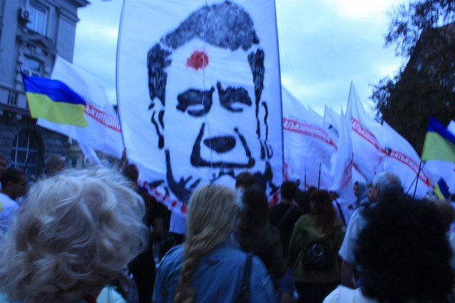 Под СБУ развернули баннер с "простреленным" Януковичем. Фото: chorkom.info