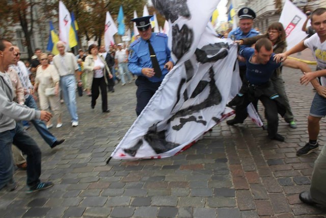Под СБУ развернули баннер с "простреленным" Януковичем. Фото: chorkom.info
