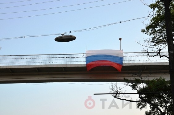 В Одессе в День Независимости неизвестные вывесили на мосту российский флаг. Фото: timer.od.ua