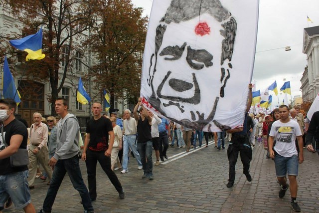 Под СБУ развернули баннер с "простреленным" Януковичем. Фото: chorcom.info