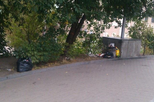 С добрым утром, независимая Украина! Кучи мусора и пьяные люди. Фото: Нинько Дарья