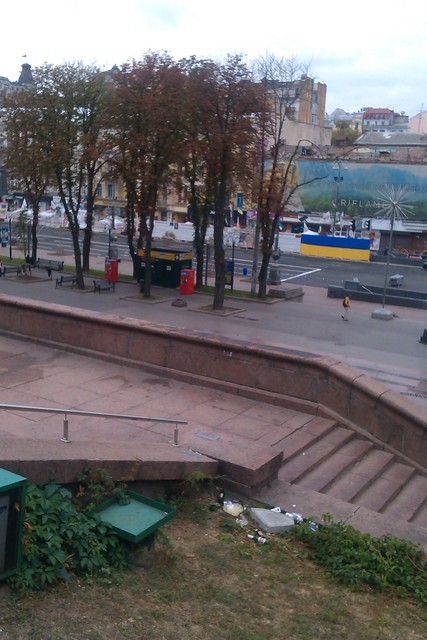 С добрым утром, независимая Украина! Кучи мусора и пьяные люди. Фото: Нинько Дарья