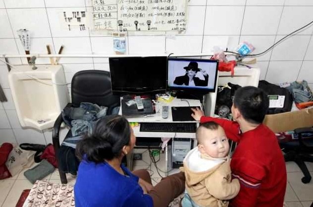 Семейство из Китая семь лет живет в туалете. Фото: 15minut.org