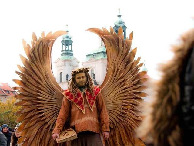 Лицедейство. На улицах Европы можно встретить таких ангелов. Фото: М.Ворончук