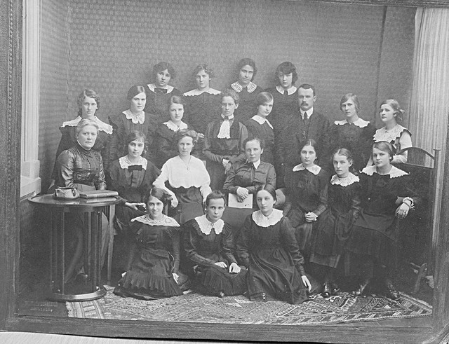 1914 год. Ученицы киевской женской гимназии А.Т. Дучинской в школьной форме. Фото: А. Яремчук