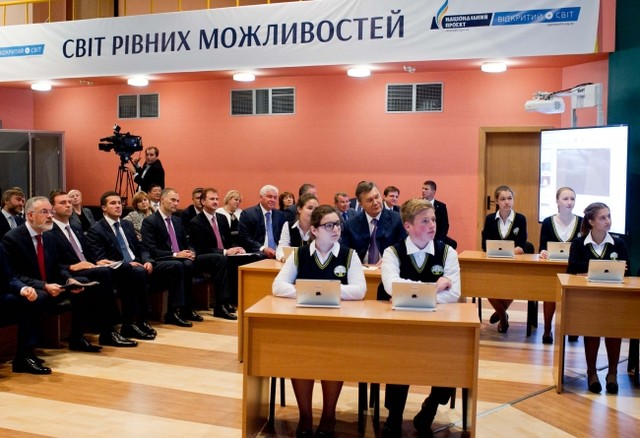 Янукович обещал школьникам планшеты, фото с сайта president.gov.ua