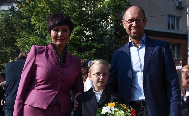 Яценюк с женой повел двух своих дочерей в школу, фото facebook.com