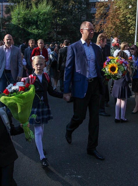 Яценюк с женой повел двух своих дочерей в школу, фото facebook.com