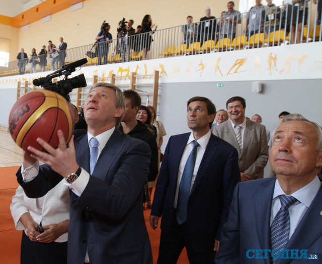 Ринат Ахметов забил пенальти и попал в баскетбольную корзину. Фото: С.Ваганов, "Сегодня"
