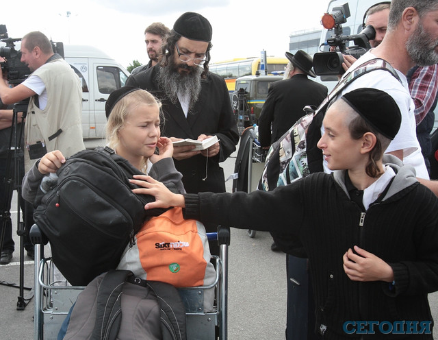 Хасиды прибывают в Борисполь | Фото: Юрий Кузнецов