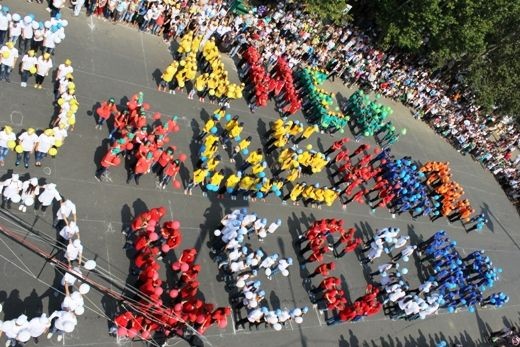 Флешмоб. Сотни школьников выстроили поздравление. Фото: odessa.od.ua