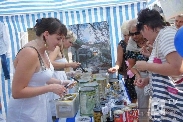 Гулянья на Греческой. Потчевали гостей народными блюдами. Фото: odessa.ua