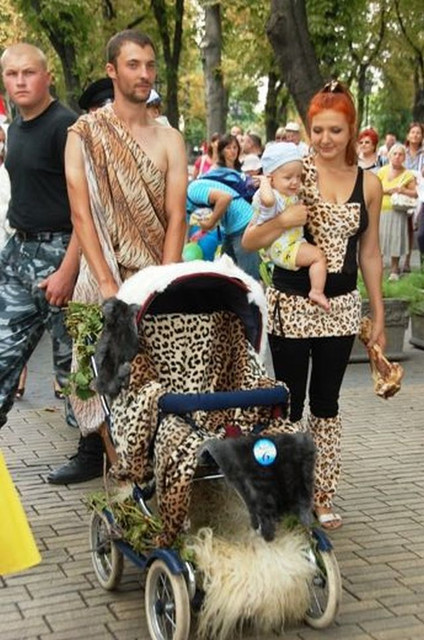 Семья "леопардов" на прогулке. Фото: odessa.od.ua