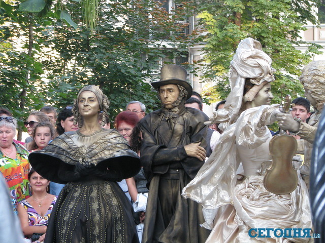 В вальсе с горожанами кружились Екатерина Великая, Александр Пушкин, Моцарт и Дон Жуан. Фото: М.Рубан
