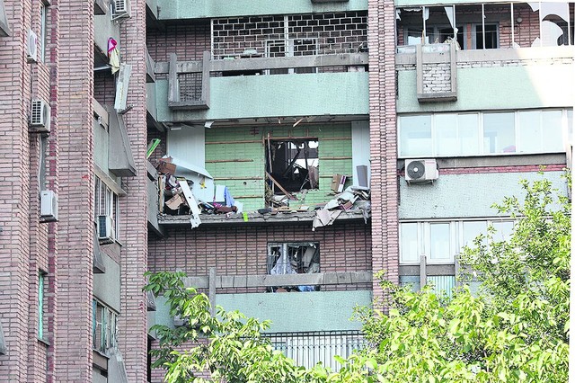 Взрыв газа в высотке унес две жизни <br /><br />
В центре Луганска в 14-этажном жилом доме прогремел мощный взрыв газа. Трагедия произошла 11 августа на шестом этаже высотки. Взрыв был настолько сильный, что ударной волной выбило стекла в соседних домах и в трамвае, который проходил мимо, а разлетевшаяся на несколько метров кирпичная кладка раздавила припаркованные рядом автомобили. В результате взрыва в многоэтажке были разрушены перекрытия между четвертым, пятым и шестым этажами, а также часть фасада здания. Без жилья остались более сотни людей. Десять человек (из них четверо — дети) были госпитализированы в больницы с травмами разной степени тяжести. Еще два человека погибли под завалами во время обрушения. По факту взрыва в городской прокуратуре правоохранители начали разбирательство. Если виновных в трагедии отыщут и докажут вину в суде, им грозит до восьми лет тюрьмы.